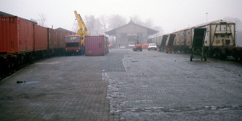 5. Goederenemplacement en loods, Kampen 28 december 1988 (foto L.J. Beumer)